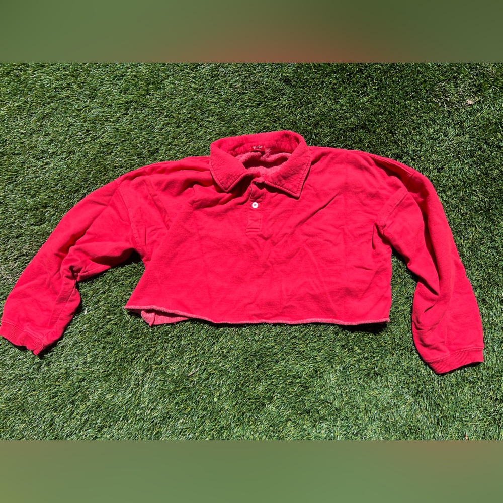 Fabric is a light sweatshirt texture. I’m a standard medium and it fits well!